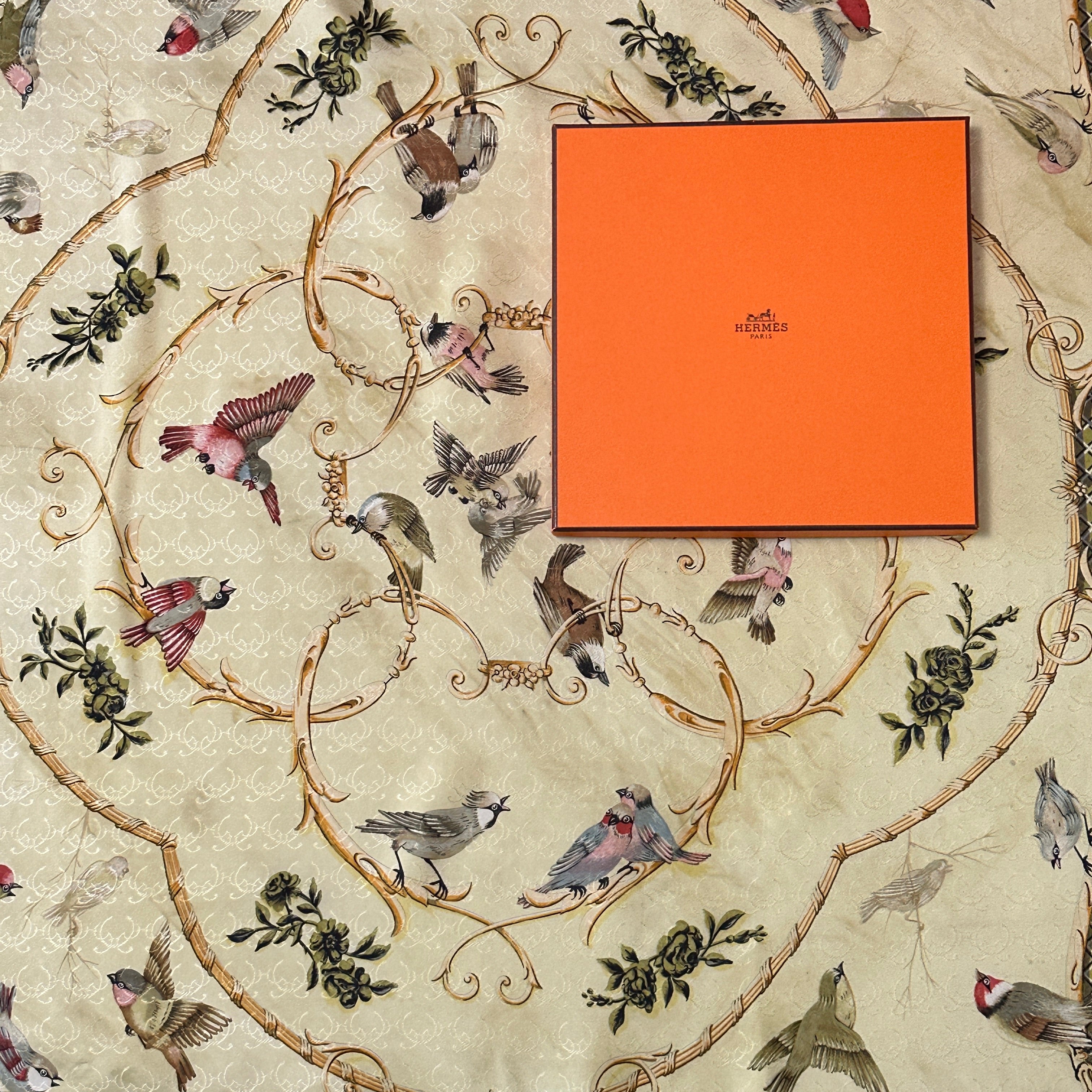 boite-hermes-orange-posée-au-centre-du-foulard