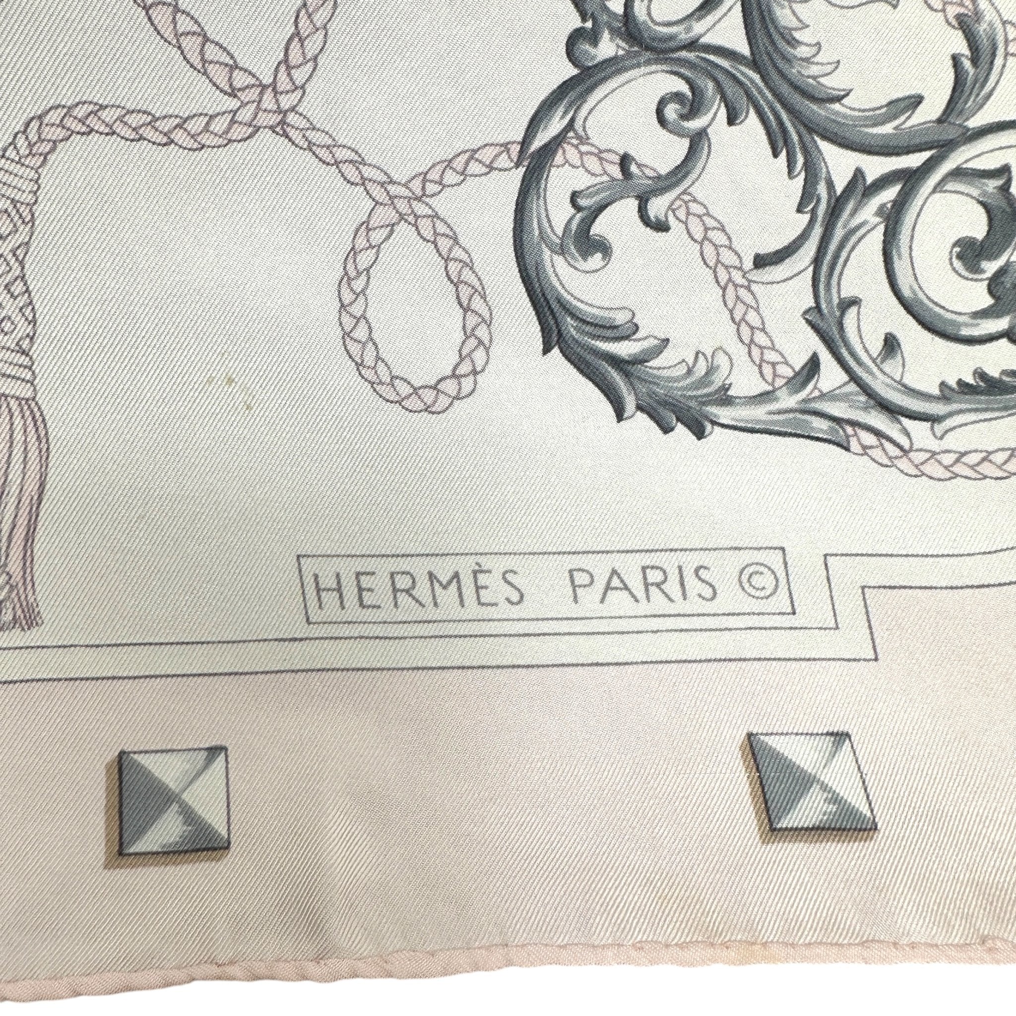 les cles foulard hermes signé hermes paris avec copyright