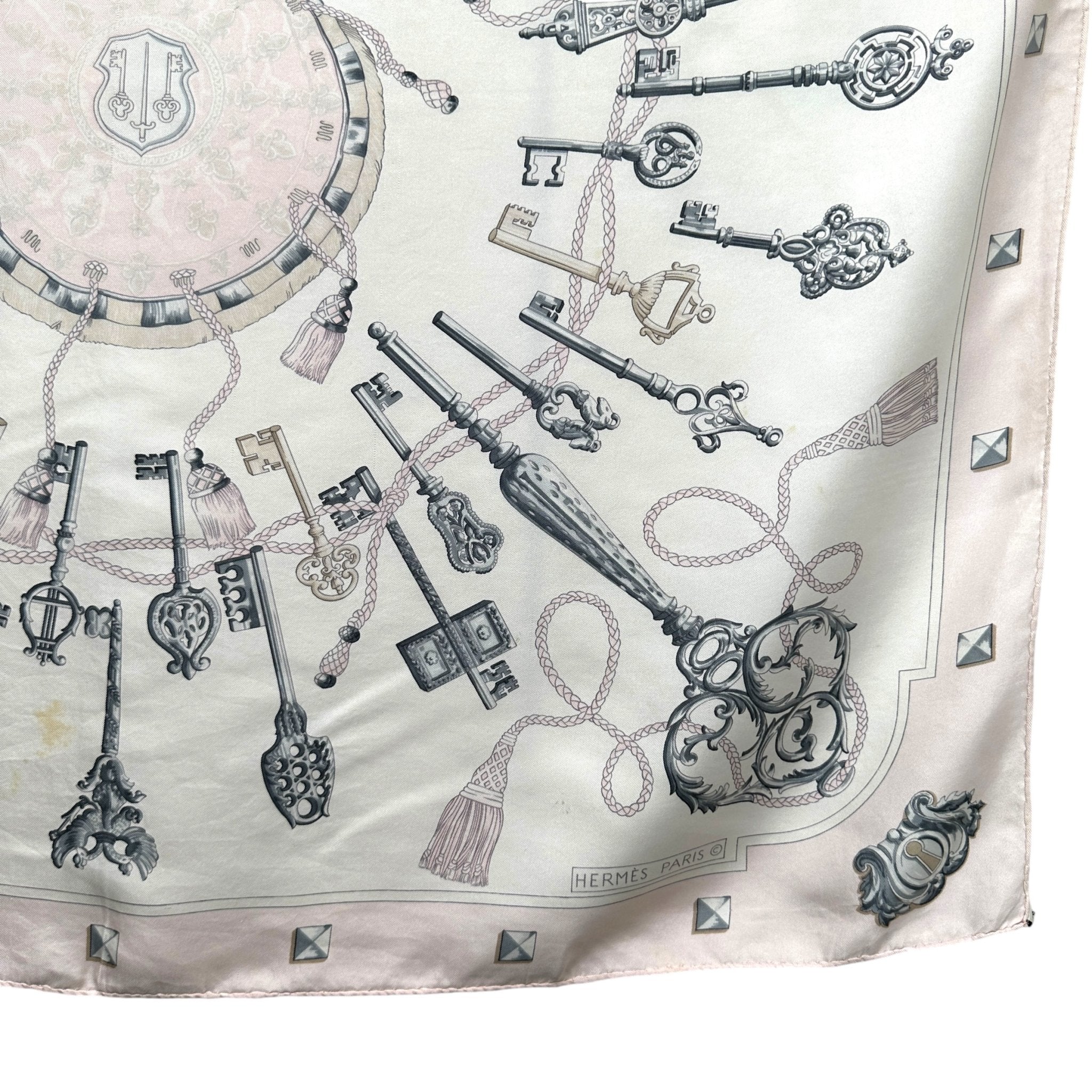 les cles foulard en soie hermes rose pastel et cles grises