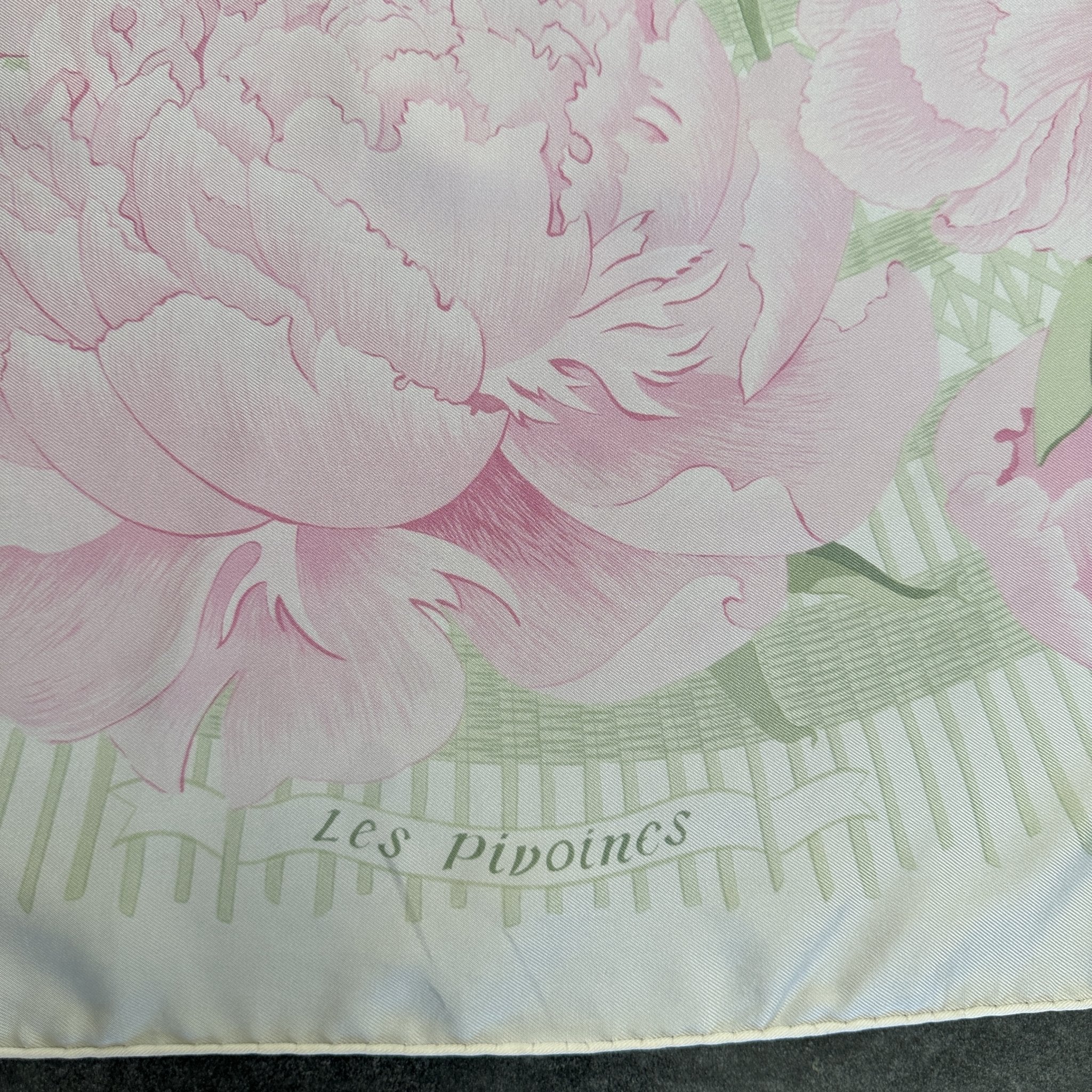 foulard hermes les pivoines sur fond blanc