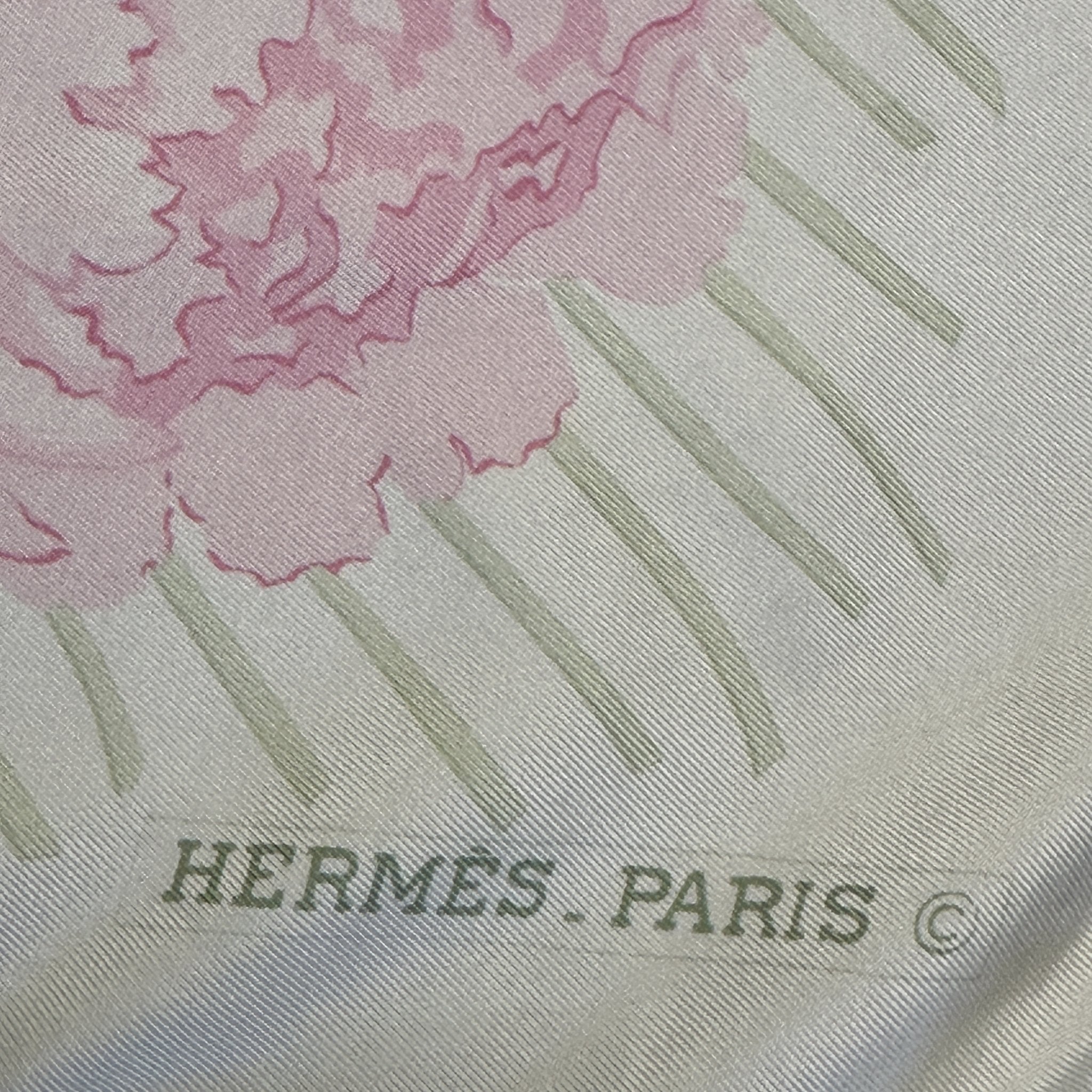 foulard hermes les pivoines siganture hermes paris avec le logo du copyright