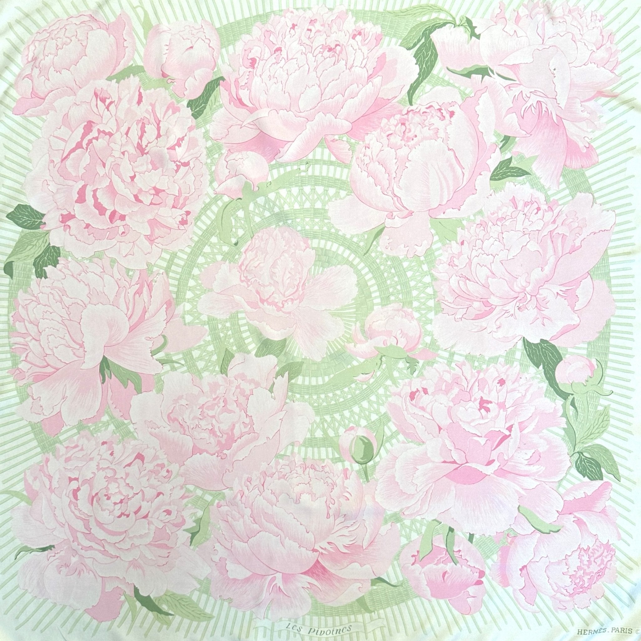 foulard hermes les pivoines rose et vert pastel sur fond blanc