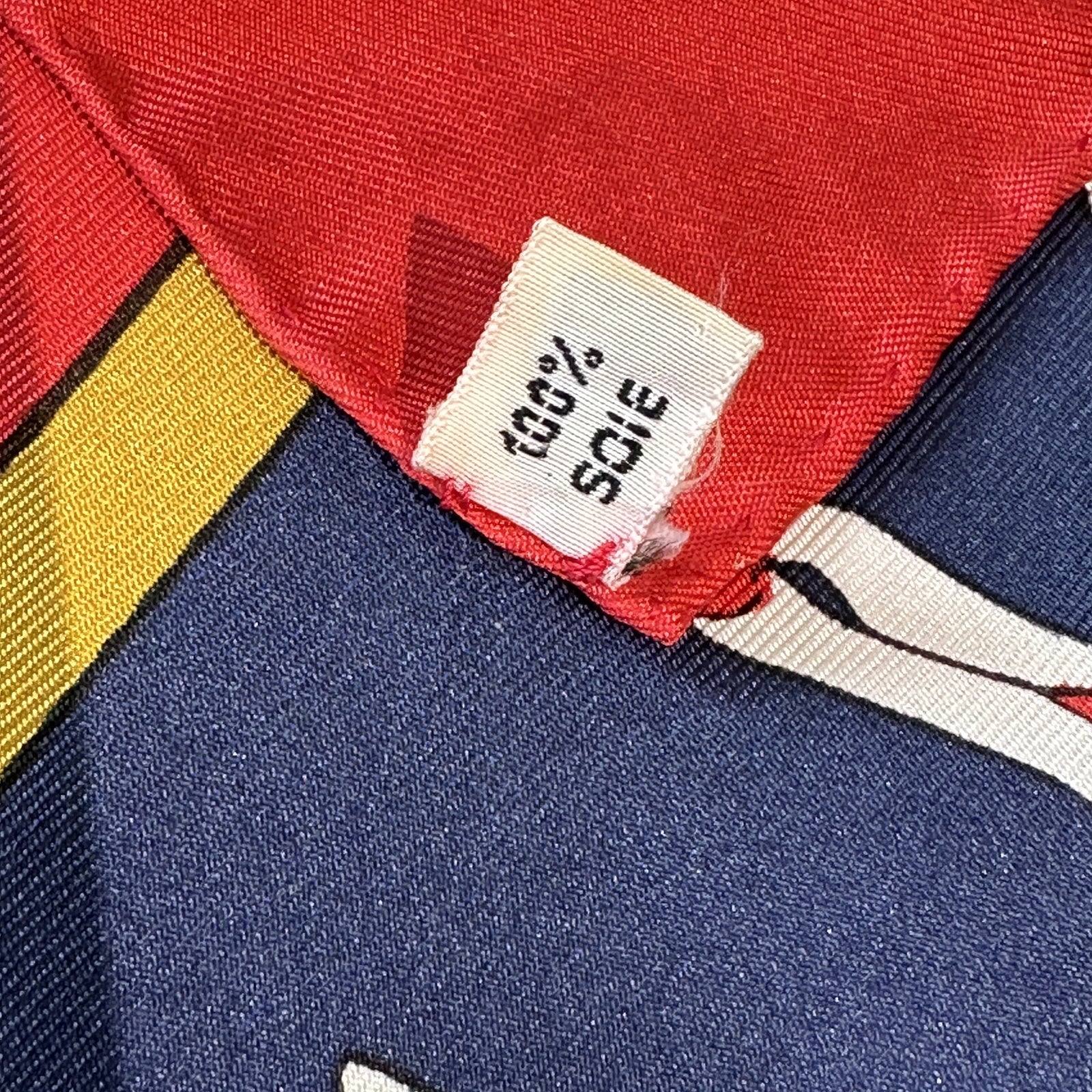 Détail étiquette du foulard "Manège"