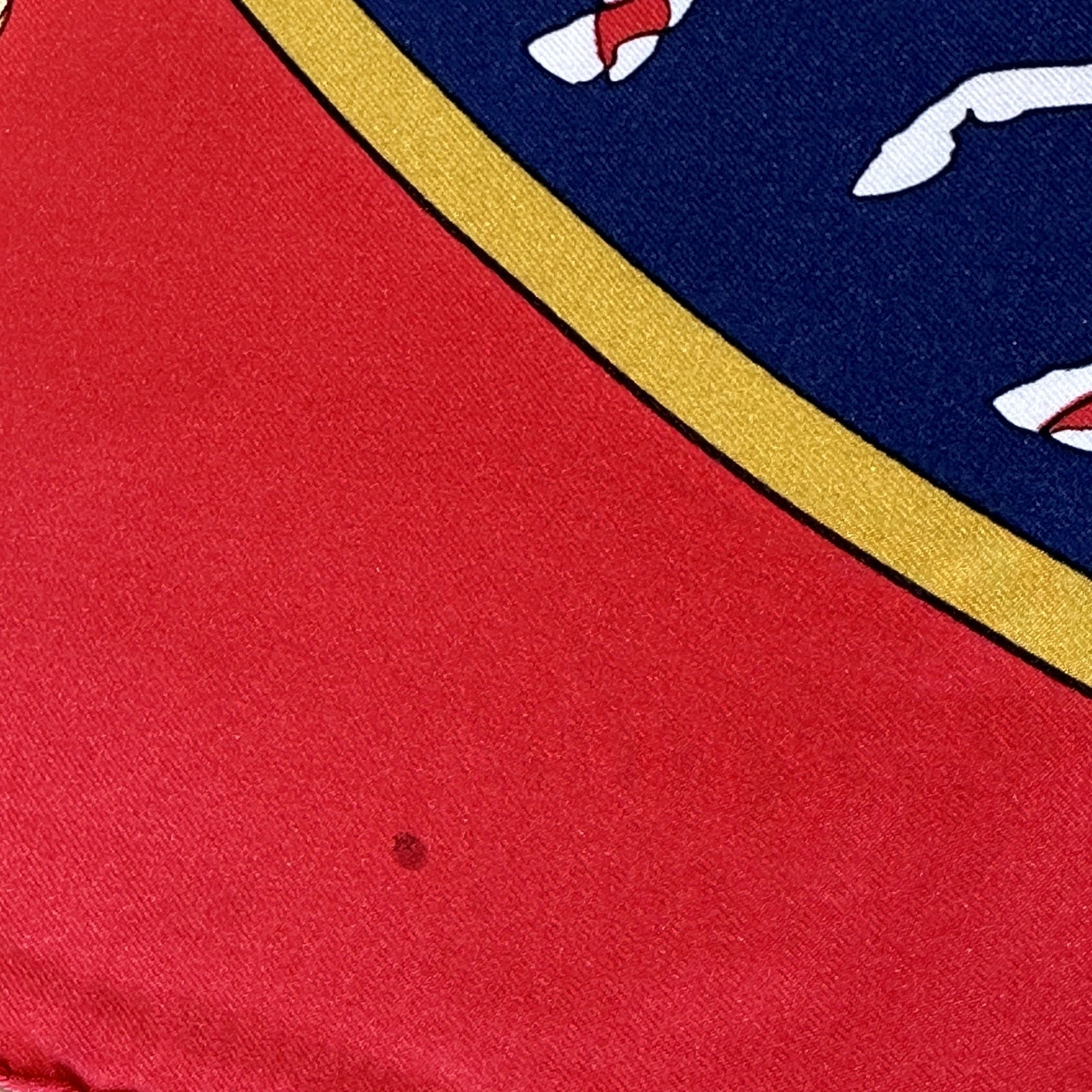 Détail petite tâche sur le foulard 