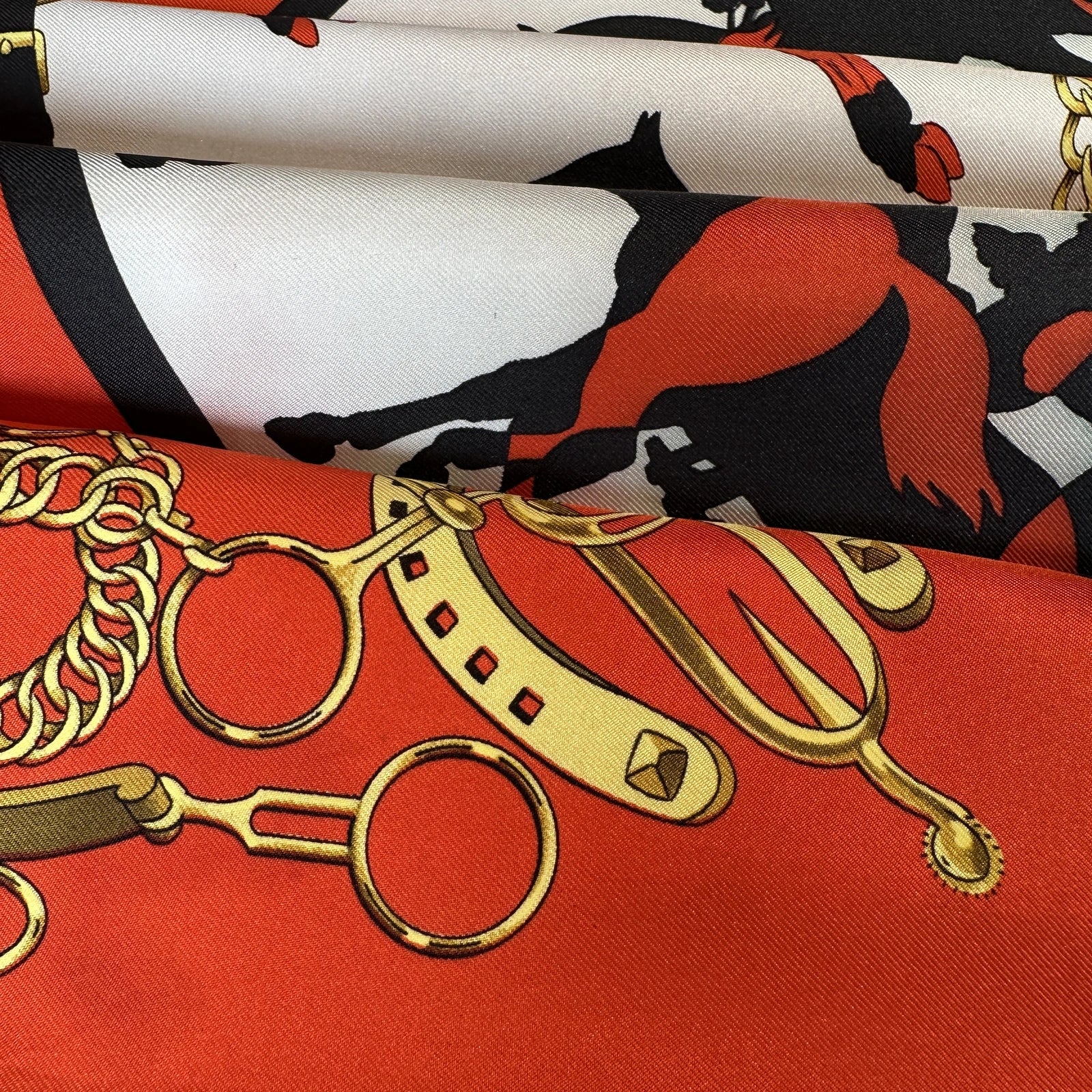 Zoom sur le motif d’équitation Hermès – carré "Manège" 