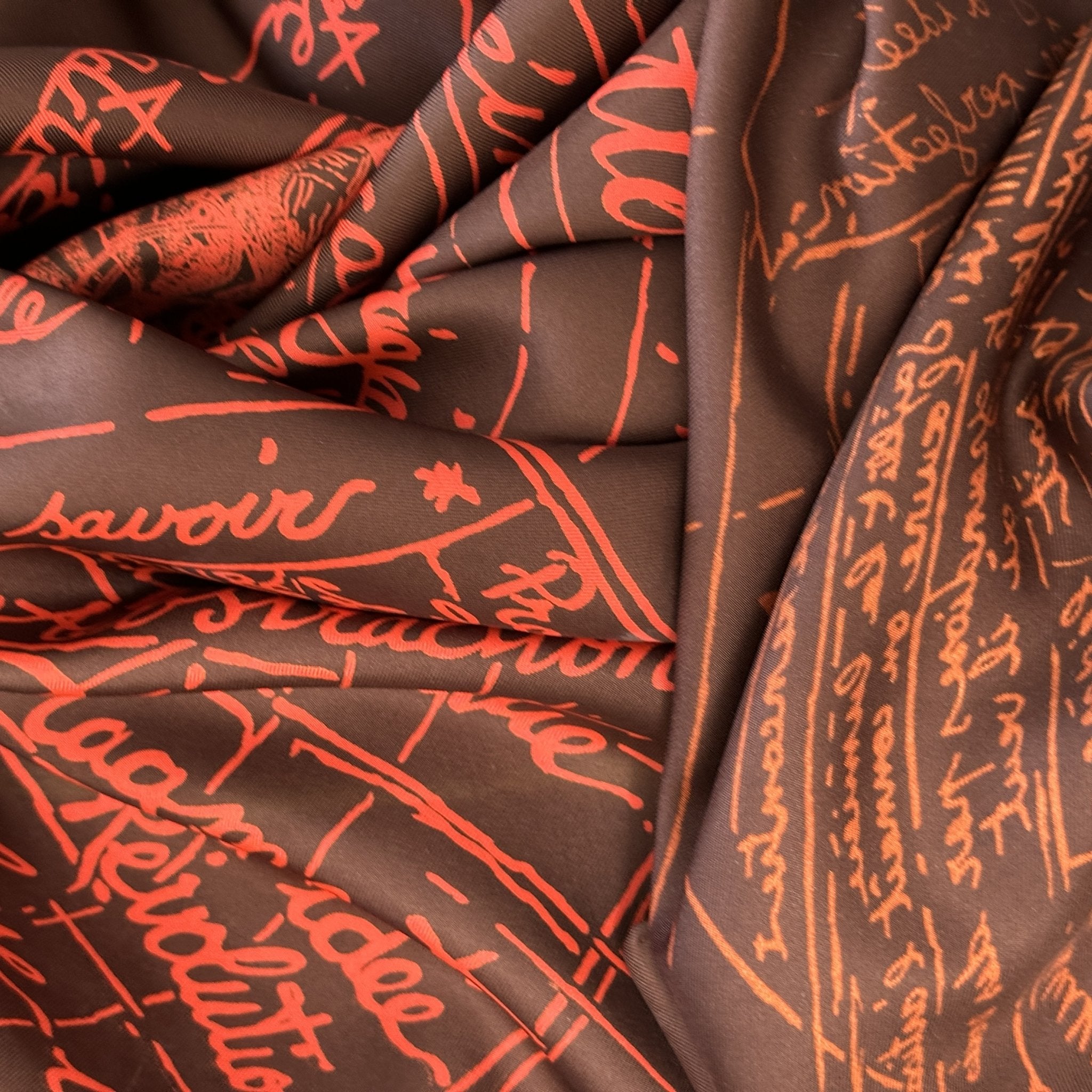 foulard carre hermes couleurs orange et marron