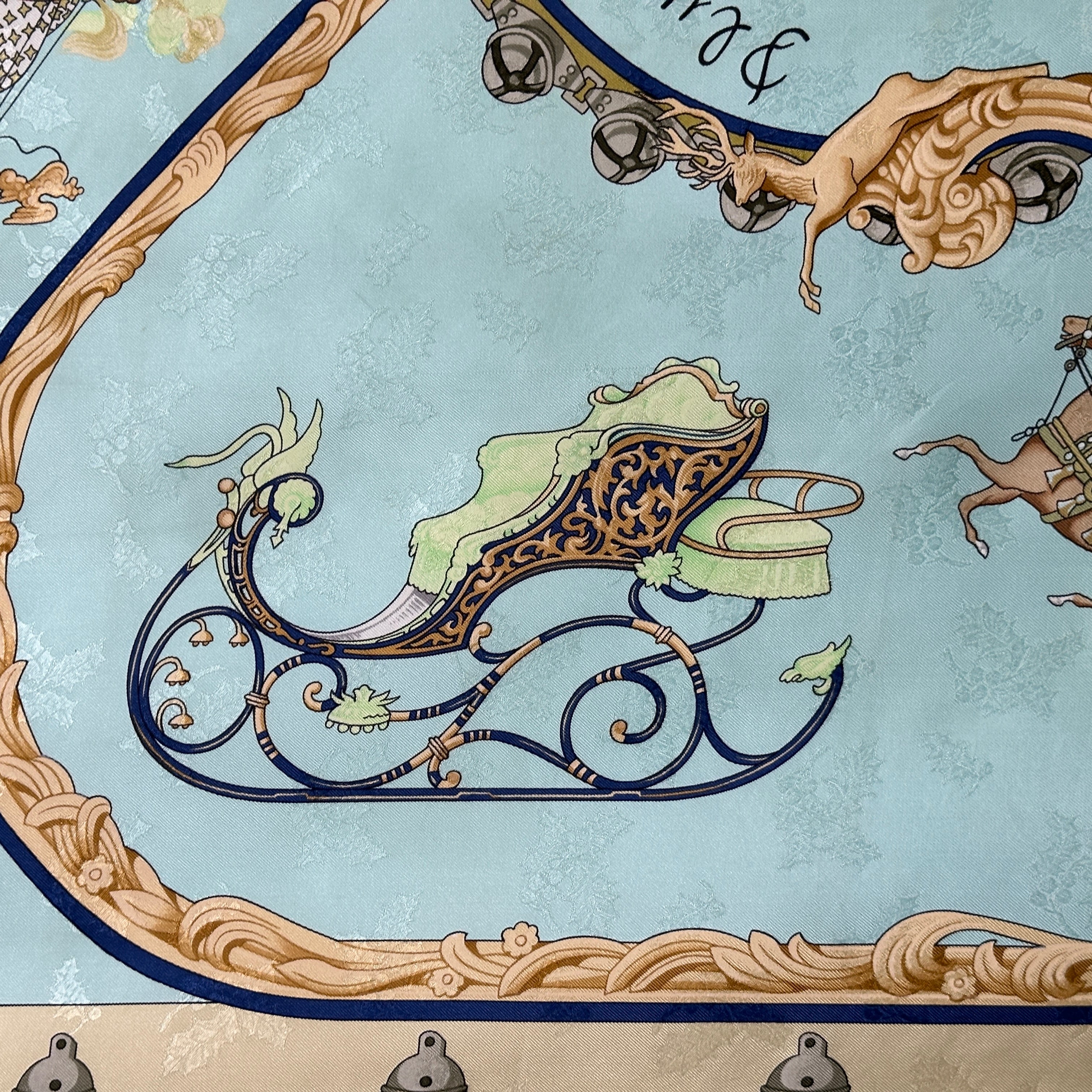 detail-d-un-traineau-dessin-du-centre-du-foulard-carre-hermes-plumes-et-grelots