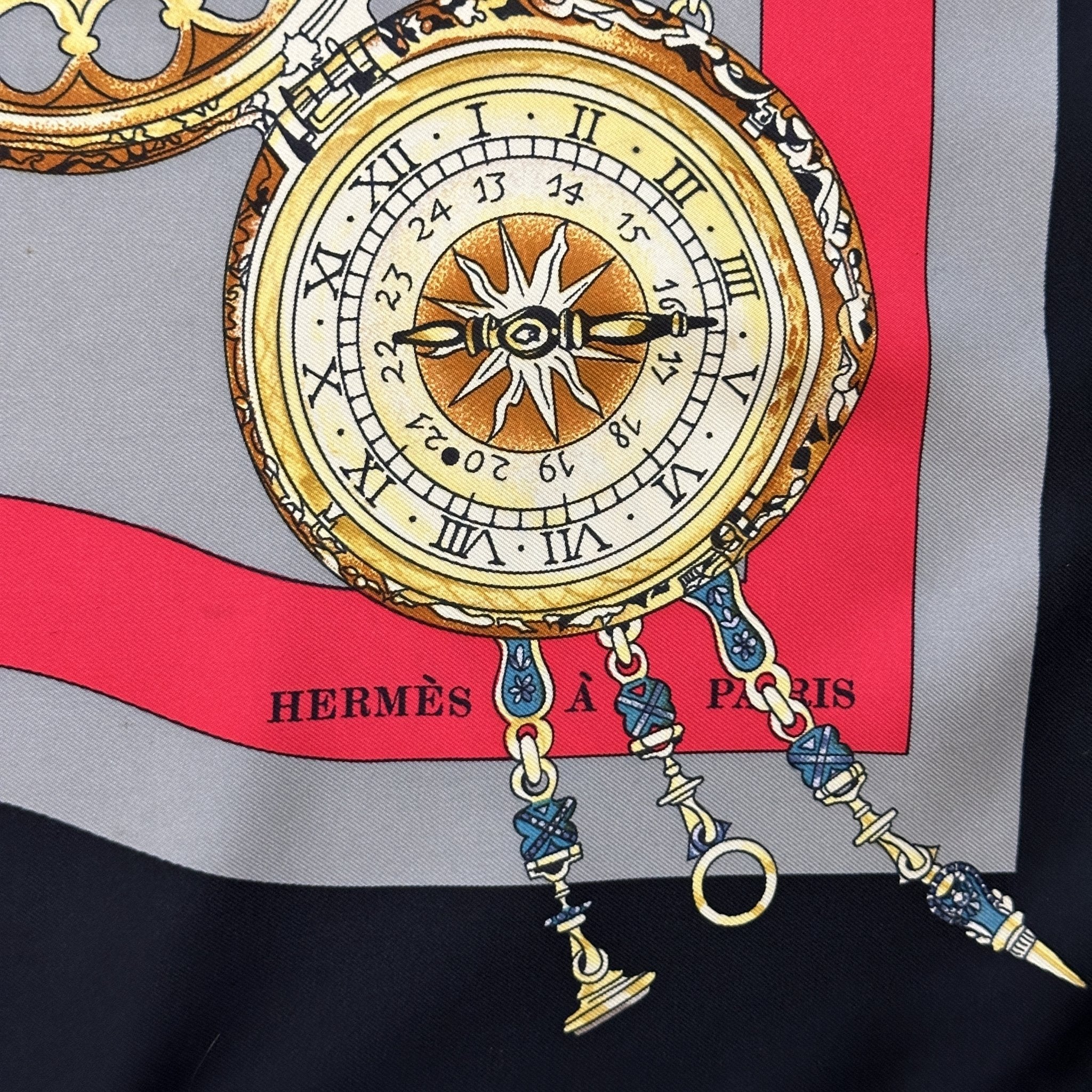 foulard-rondes-des-heures-signature-hermes-a-paris