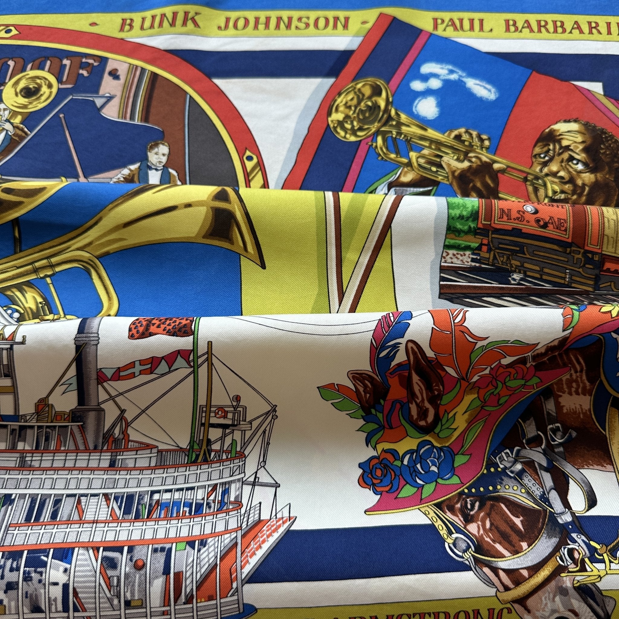 couleurs éclatantes du foulard jaune blanc et bleu