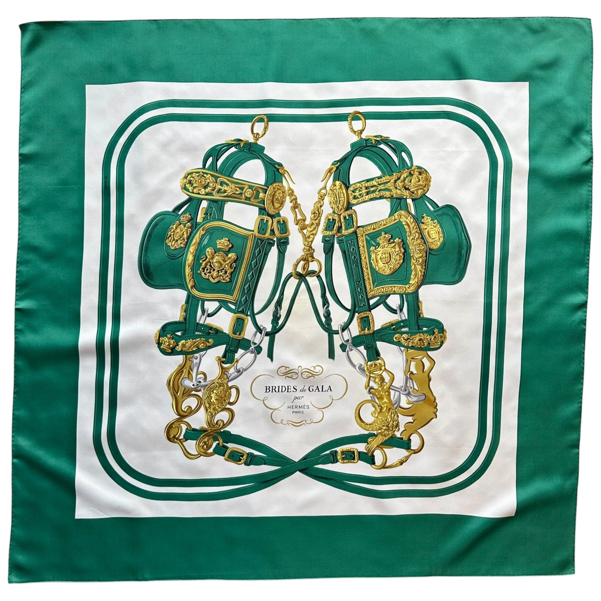 Foulard Hermès Brides de gala 90 cm – Vue d’ensemble, fond blanc perle, bord vert
