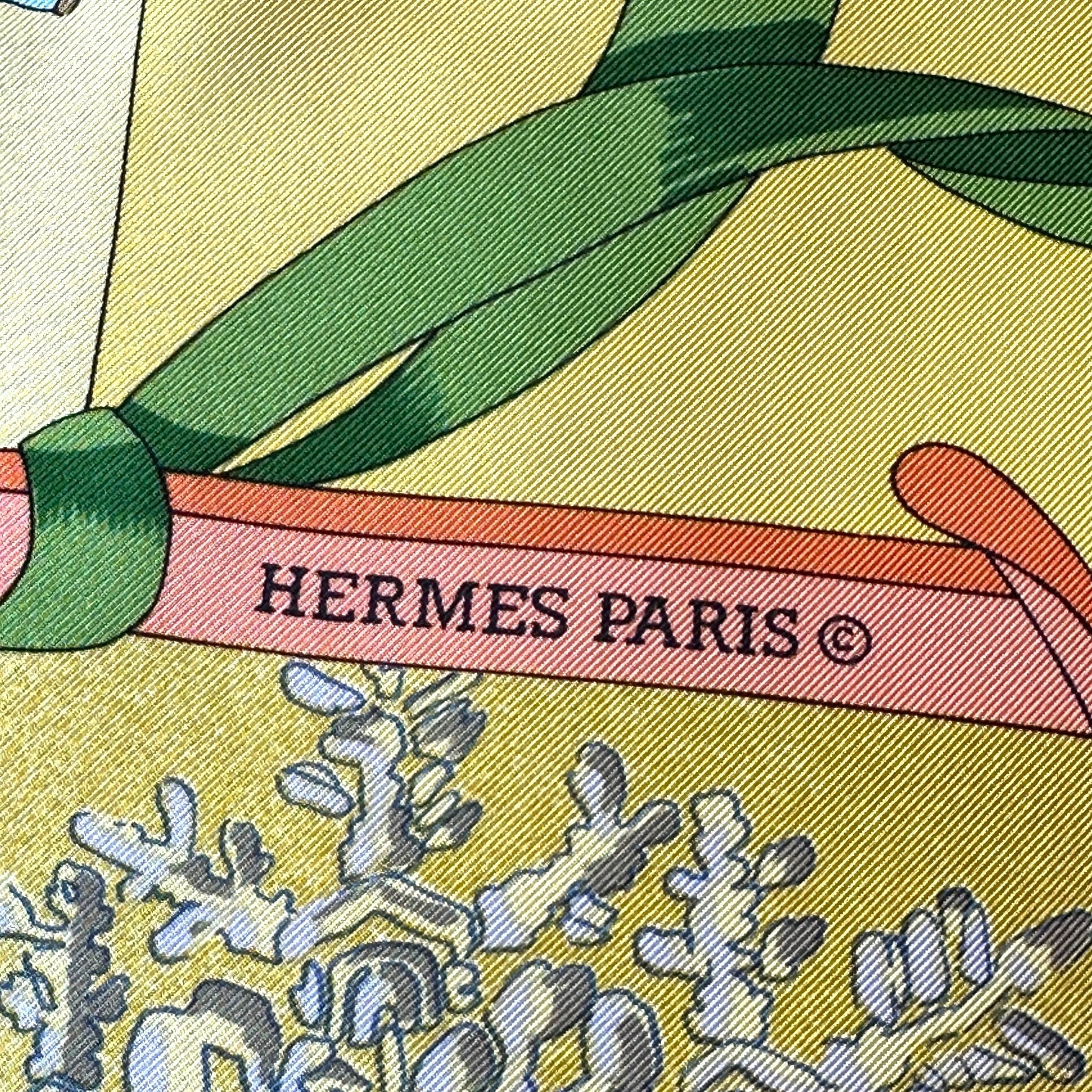 Signature Hermès Paris sur le twill de soie du carré Neige d’antan