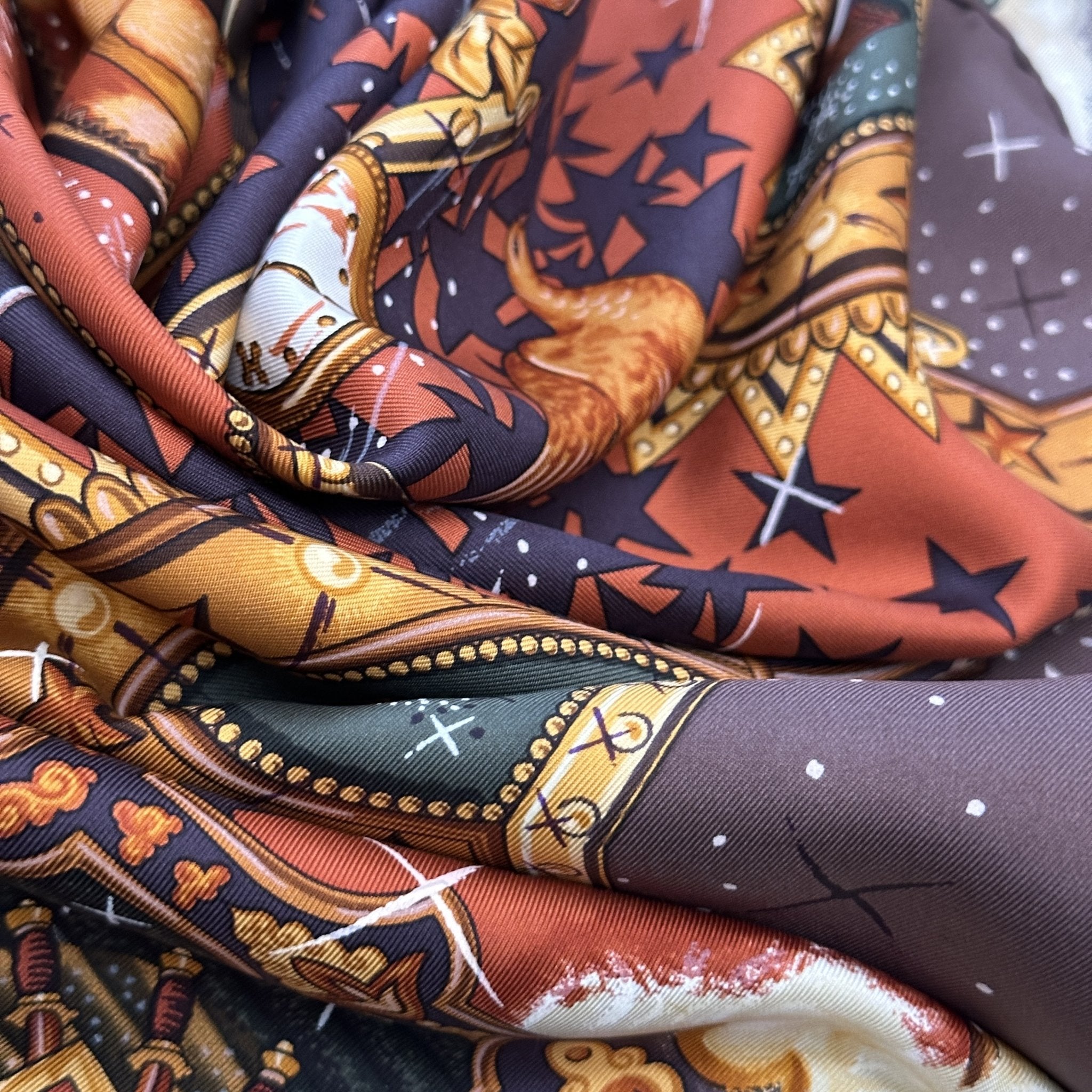 foulard hermes la magie couleur marron or et ocre