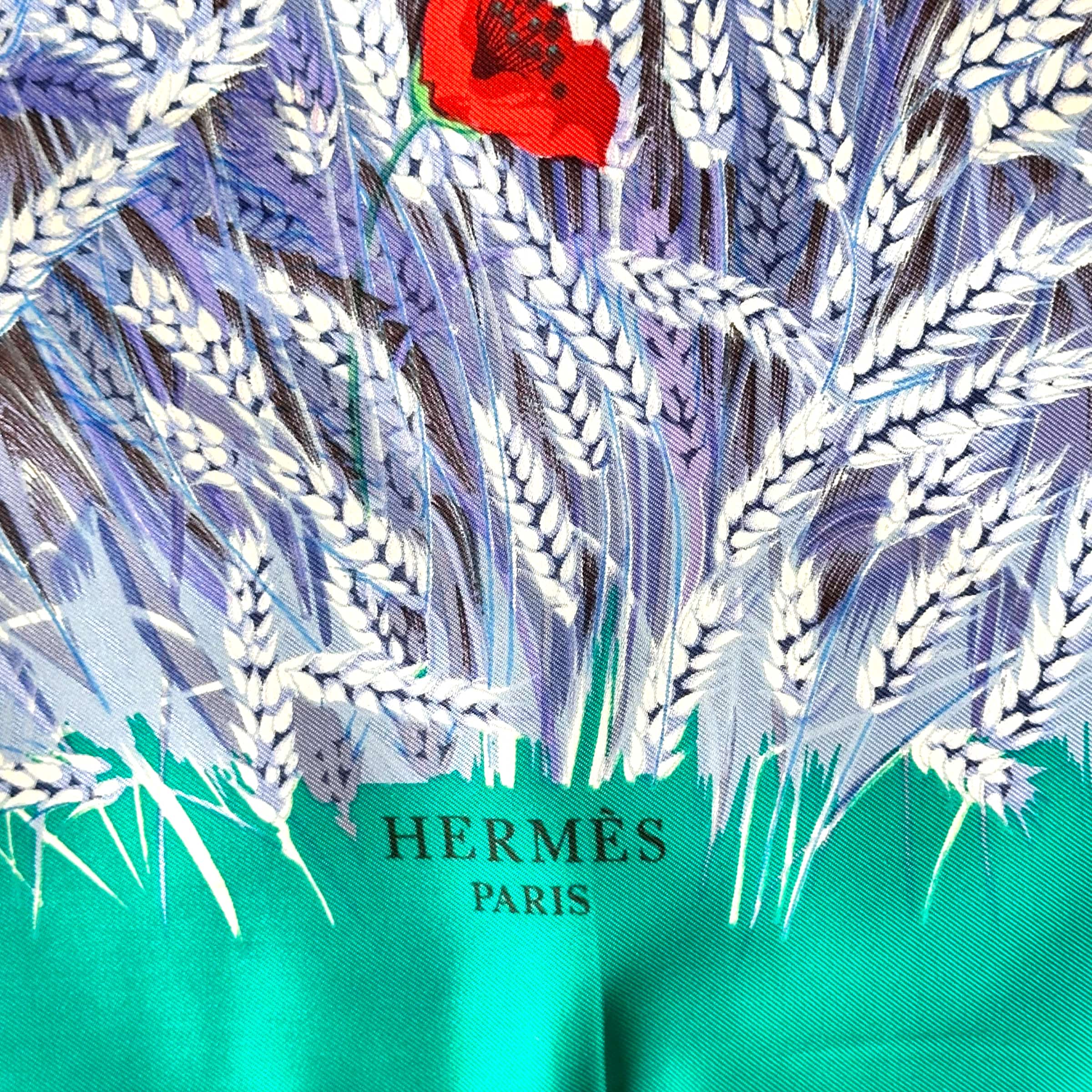 le logo Hermes Paris en bas du foulard